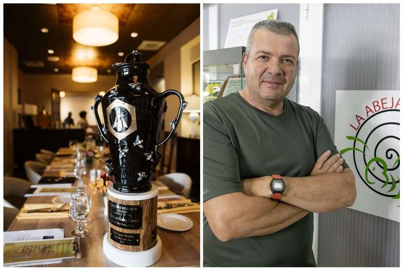 Galardón recibido y Manuel Valido Martel/TA.